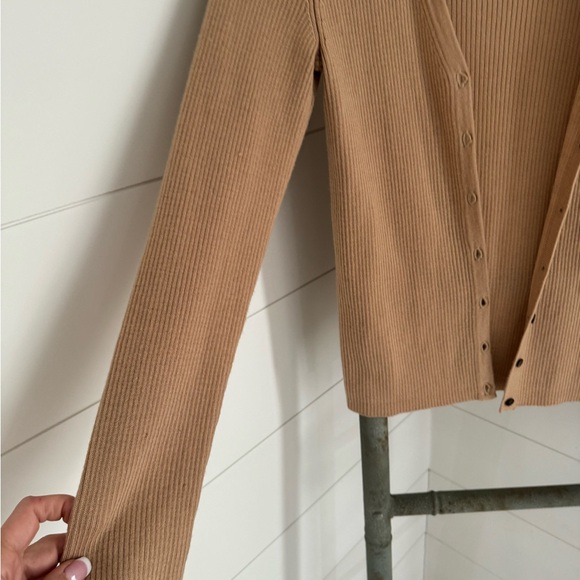 Banana Republic Tan knit button cardigan sweater.
Excellent condition. Size M - Picture 3 of 6
